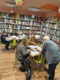 Warsztaty mandalowe i pokoleniowe z grupą czytelników i seniorów w bibliotece.