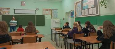 Uczniowie rozmawiają o pozytywnych cechach bohaterów książki.