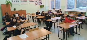 Uczniowie wypełniają List z Hogwartu.