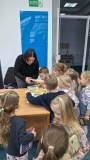 Dzieci sczytują kody kreskowe książek w bibliotece