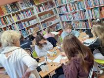 Dzieci tworzą swoje drzewa genealogiczne pod okiem Lucyny Ślubowskiej