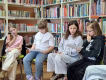 Dzieci oglądają dokumenty rodzinne i metryki rodu Czupajłów