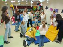 Dzieci tworzą statek- tratwę z kolorowych materacyków.