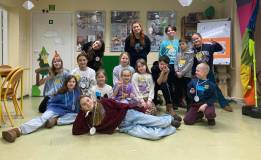 Bibliotekarka wraz z uczestnikami ferii pozują z medalami