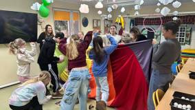 Dzieci biorą udział z zabawie 