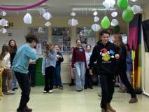 Dzieci uczestniczą w konkurencjach sportowych