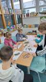 dzieci wykonują pracę plastyczną 