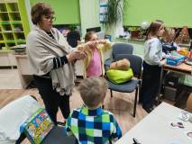 Pani Ania i czworo dzieci podczas gry w „Miny jak cytryny” (15. stycznia)