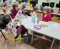 Pani Ania z czterema dziewczynkami podczas gry w „Prawdę czy bujdę” (22. stycznia)