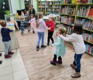 Dzieci tańczą do muzyki puszczanej przez panią Anię (29. stycznia)