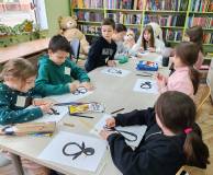 Dzieci podczas rysowania pingwinów
