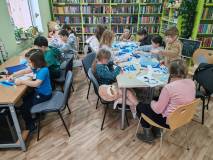 Uczestnicy zajęć kończą pracę plastyczną