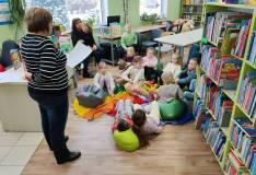Bibliotekarka czyta zagadki dzieciom z grupy „Słoneczek”