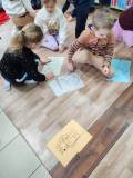 Troje dzieci układa na podłodze rozsypankę