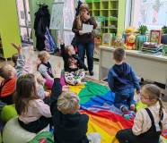 „Wiewiórki” słuchają zagadek zadawanych przez bibliotekarkę
