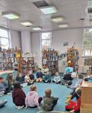 bibliotekarka czyta książkę o piratach pt. 