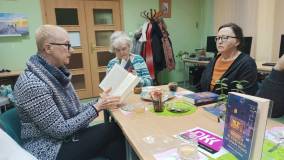 Jedna z uczestniczek spotkania czyta wybrany przez siebie fragment omawianej książki.