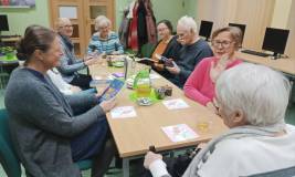 Ośmioro uczestników Dyskusyjnego Klubu Książki rozmawia o książce Witajcie w księgarni Hyunam-Dong.