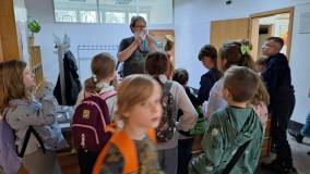 Prowadzący pokazuje dzieciom zagadki detektywistyczne 