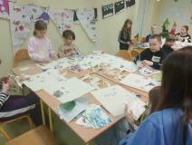 Dziewczynki i chłopcy podczas tworzenia wzorów na swoje ekotorby