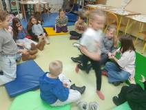 Dzieci wykonują zadania ruchowe podczas gry w bombę