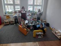 Dzieci wraz z bibliotekarką pokazują wykonane prace