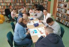 Na zdjęciu uczestnicy WTZ-1 wykonują prace plastyczne z wizerunkami zagrożonych zwierząt.