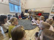 Dzieci słuchają opowieści o sowie, która nie potrafiła przegrywać.