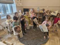 Przygotowania do wielkich zawodów - dzieci robią z gazet 