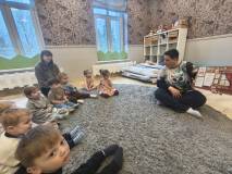 Bibliotekarka Kamila czyta dzieciom z grupy żłobkowej książkę 