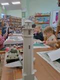Dzieci w bibliotece podczas zajęć z modelarstwa tworzą swoje prace