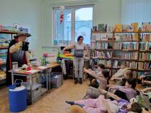 Pomysłowa Fabryka wykonuje eksperymenty na które patrzą dzieci zgromadzone w bibliotece