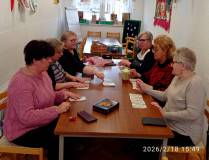 Panie z klubu gier planszowych grają w gry planszowe w bibliotece