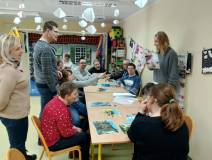 Uczestnicy siedzą przy stołach, przed sobą mają ilustracje zwierząt 