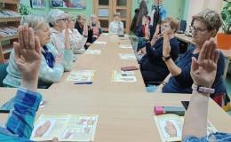 Uczestnicy spotkania ćwiczą mudrę trzeciego oka.