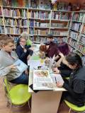 Praca nad gazetka trwa nieustannie, młodzież tworzy swoje artykuły w bibliotece