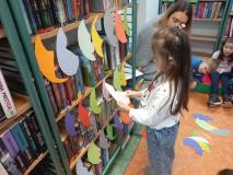 Przedszkolaki dopasowują do siebie połówki jaj.