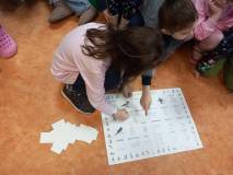 Dzieci dopasowują ptaki do planszy.