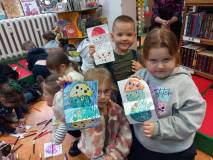 Dzieci pokazują pokolorowane obrazki.