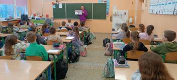 Wspólne oglądanie i czytanie książki Przyjaciel na zawsze.