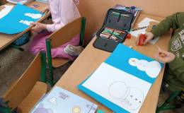 Na zdjęciu obrazek bałwanka, obok leżą kredki.