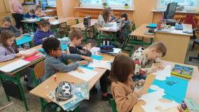 Uczniowie podczas zajęć plastycznych.