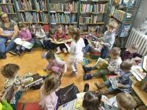 Przedszkolaki oglądają swoje ulubione książki.