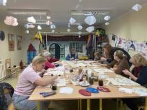 Zdjęcie przedstawia uczestniczki spotkania podczas tworzenia toreb bawełnianych w technice decoupage