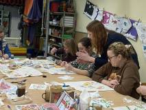 Bibliotekarka zapoznaje panie z techniką decoupage