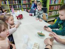 Dzieci grają w „gorącego ziemniaka”