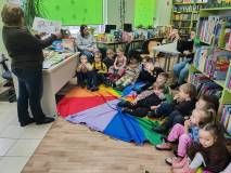 Bibliotekarka czyta dzieciom Kicię Kocię