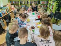 „Marzyciele” z przedszkola Kamyczek podczas rysowania kotów