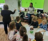 Bibliotekarka pokazuje „Marzycielom” prosty sposób na narysowanie kota