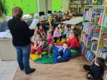 „Słoneczka” z Przedszkola nr 21 odpowiadają na zagadki o kotach